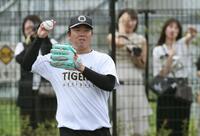 キャッチボールをする村上（撮影・田中太一）