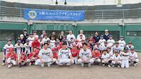 　子どもたちと写真に納まる（前列左から）西田直斗氏、一二三慎太氏、松田遼馬氏（撮影・藤丸紘生）