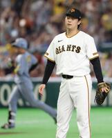 ３回表、近本（左）に先制ソロを浴びた山崎