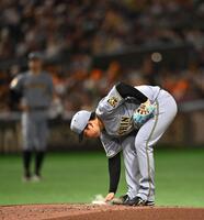 ４回、ダルベックにソロを浴びた村上（撮影・堀内翔）