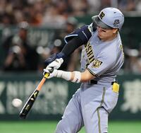 ９回、２ランを放つ佐藤輝（撮影・田中太一）