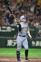 ９回、佐藤輝が右越に２ランを放つ（撮影・堀内翔）