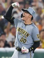 ６回表、２点三塁打を放ち塁上で喜ぶ阪神・元山　※※　＝東京ドーム
