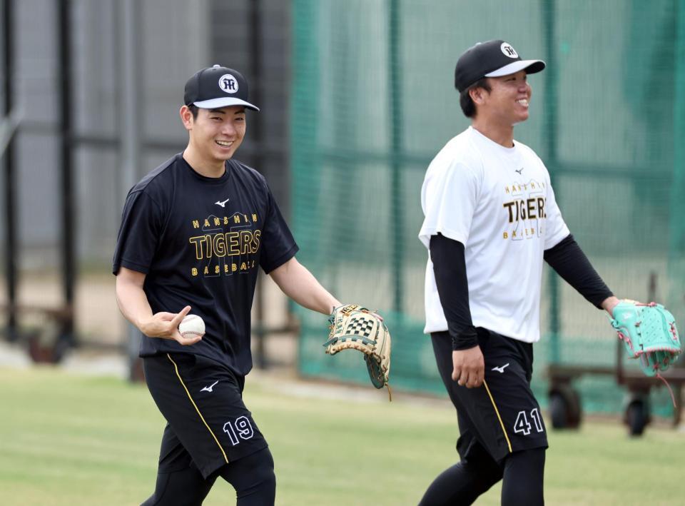 キャッチボールを終え、室内へ移動する下村（左）と村上（撮影・田中太一）