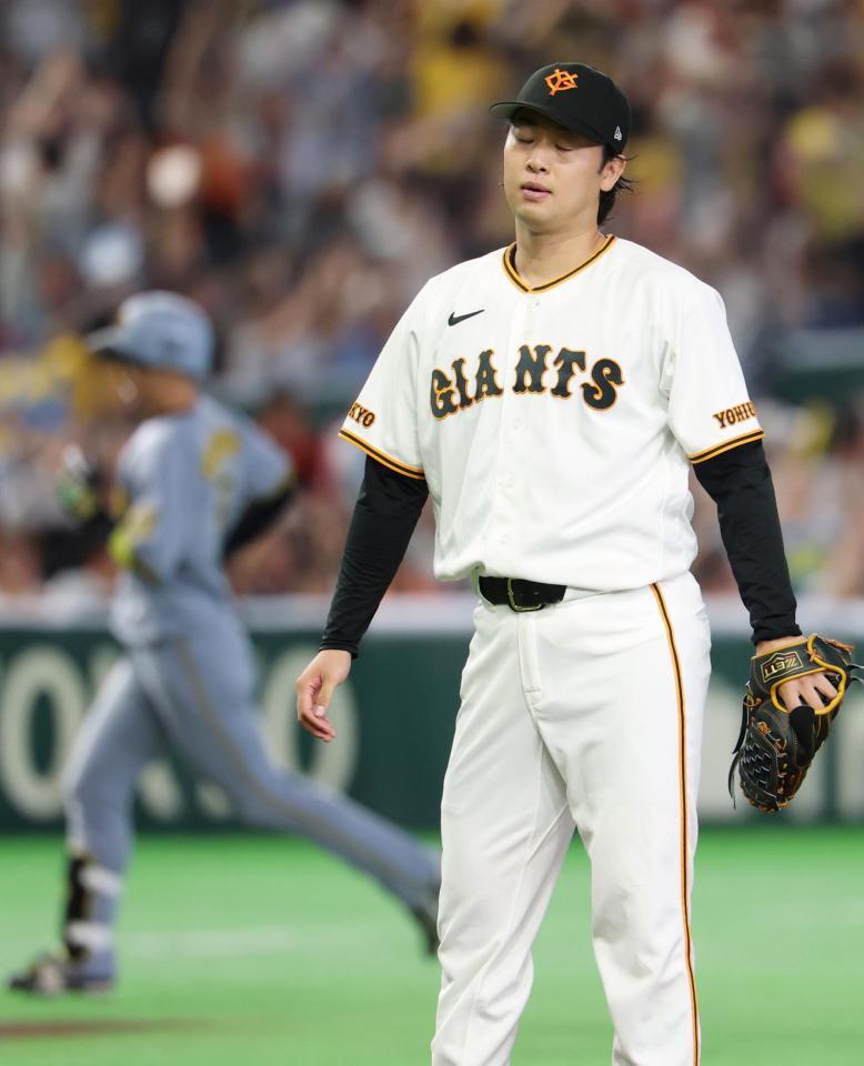 ３回表、近本（左）に先制ソロを浴びた山崎