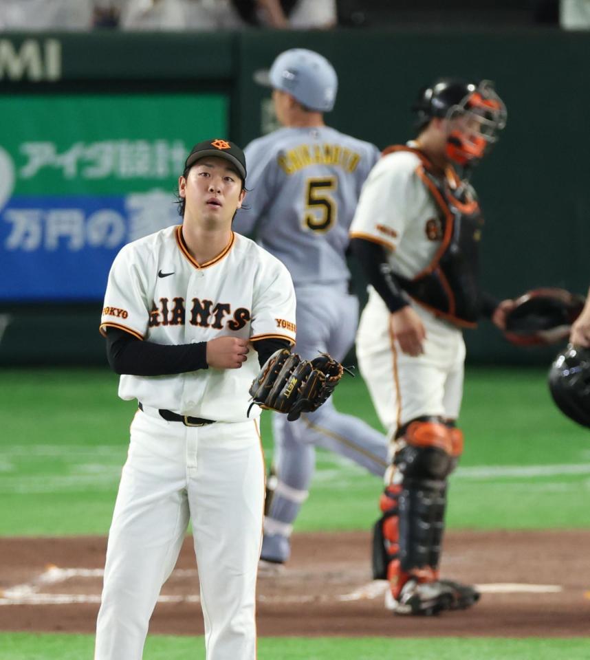３回阪神１死、阪神・近本光司にに先制ソロを浴び厳しい表情の巨人・山崎伊織＝東京ドーム（撮影・金田祐二）