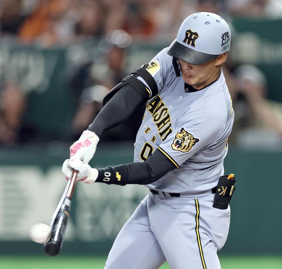 ６回、適時三塁打を放つ元山（撮影・田中太一）