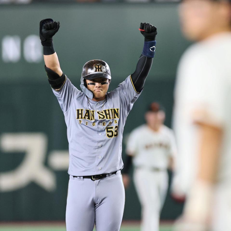 ６回、適時打を放ちガッツポーズを決める前川（撮影・田中太一）