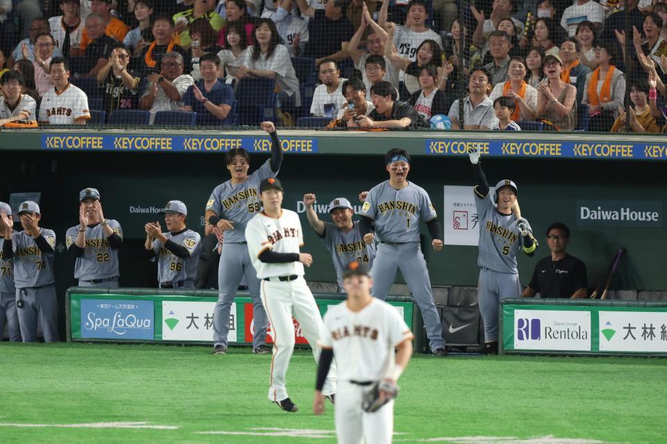 ６回、元山の２点適時三塁打で盛り上がる阪神ベンチ（撮影・金田祐二）