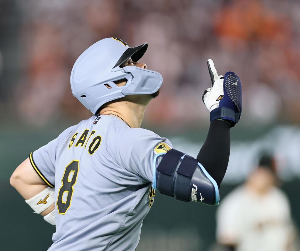 ９回、２ランを放った佐藤輝は本塁へ走る（撮影・田中太一）