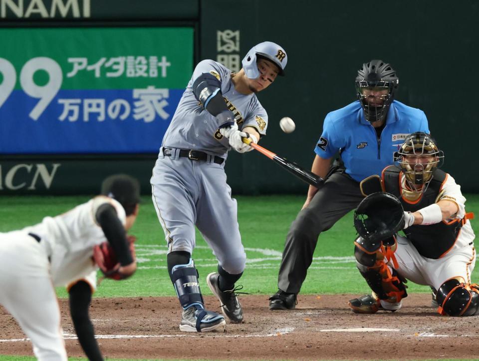９回、右中間に２ランを放つ佐藤輝（撮影・金田祐二）