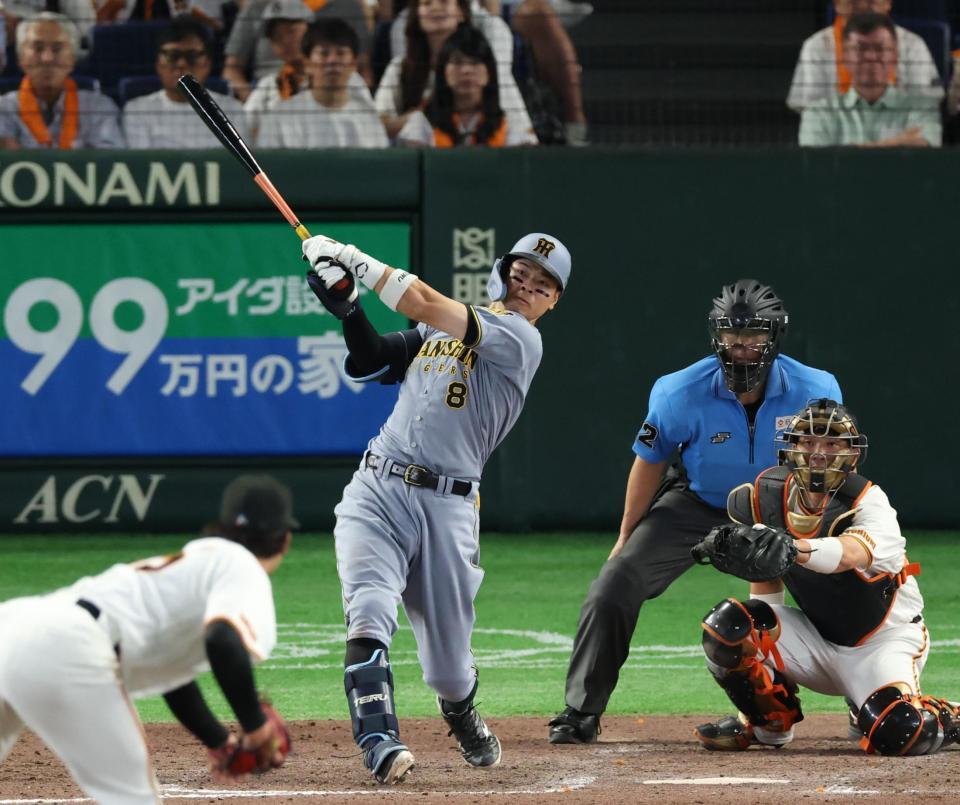 ９回、右中間に２ランを放つ佐藤輝（撮影・金田祐二）