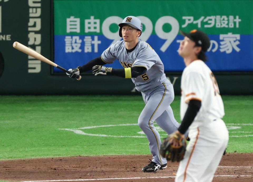 ３回、右越えに先制ソロを放つ近本（撮影・金田祐二）