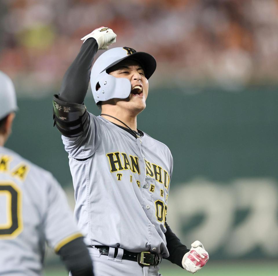 ６回、適時三塁打を放ちガッツポーズを決める元山（撮影・田中太一）