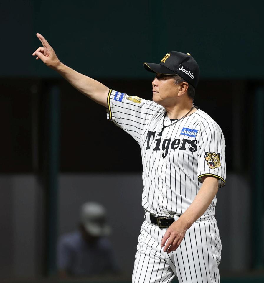 ファンの声援に応える平田２軍監督（撮影・山口登）