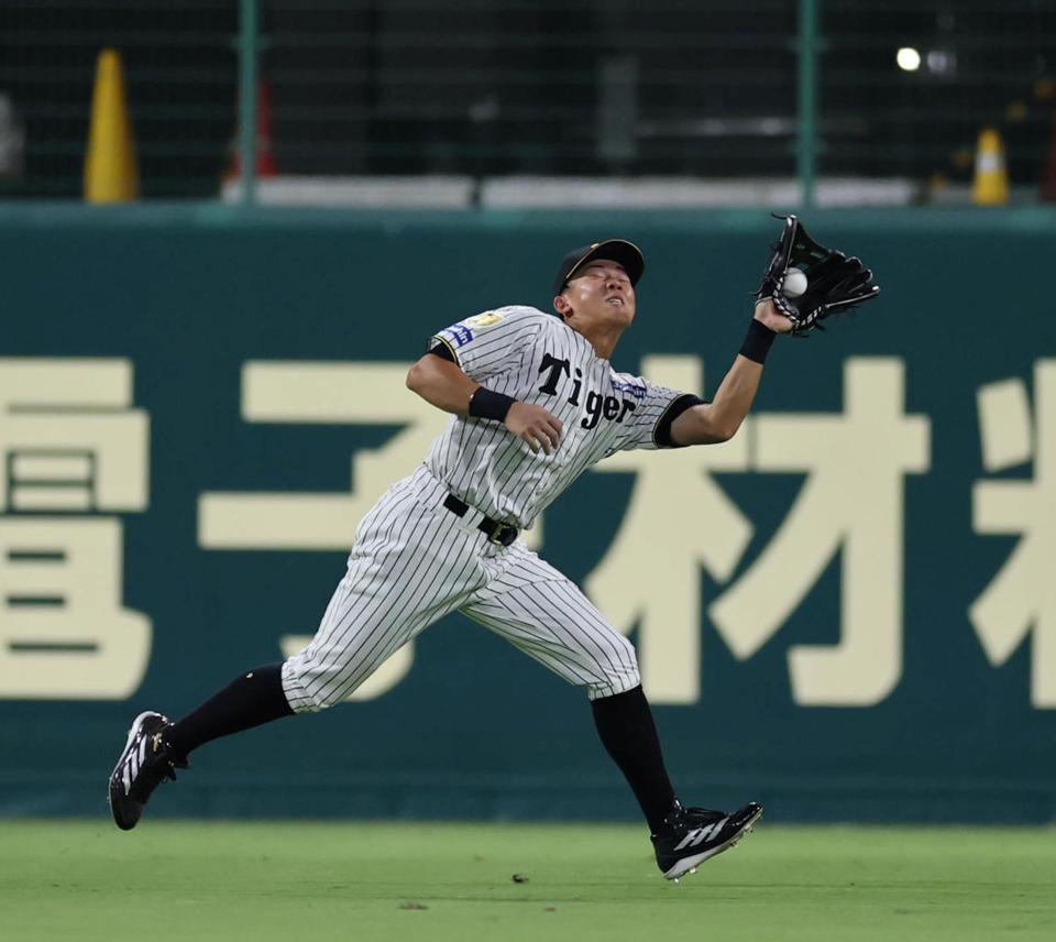６回、立石はシーモアの飛球を好捕する（撮影・山口登）