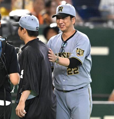 試合後、村上（左）を迎える藤川監督（撮影・堀内翔）
