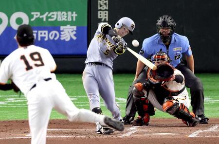 　３回、先制ソロを放つ近本（撮影・金田祐二）