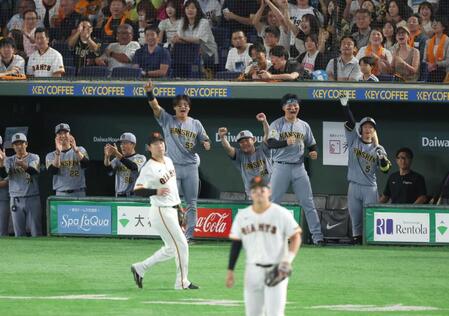 　６回、元山の２点適時三塁打で盛り上がる阪神ベンチ
