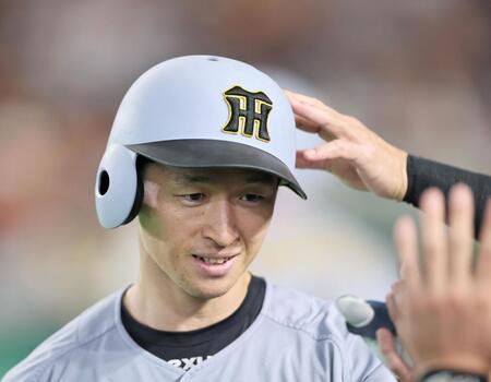 ３回、ソロを放った近本はナインから祝福を受ける（撮影・田中太一）