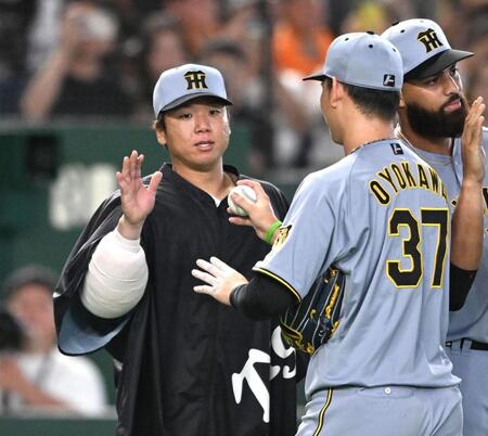 及川（右）からウィニングボールを受け取る村上（撮影・堀内翔）