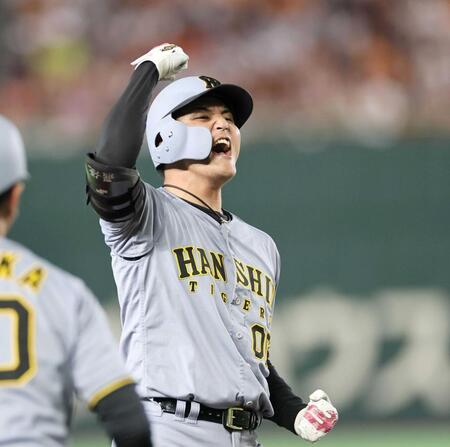 　６回、適時三塁打を放ちガッツポーズを決める元山