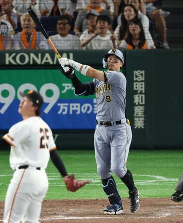 ９回、右中間に２ランを放つ佐藤輝（撮影・金田祐二）