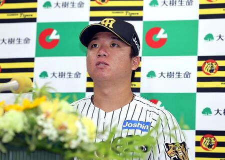 月間ＭＶＰを受賞し会見する村上（撮影・山口登）