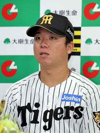 月間ＭＶＰを受賞し会見する村上（撮影・山口登）
