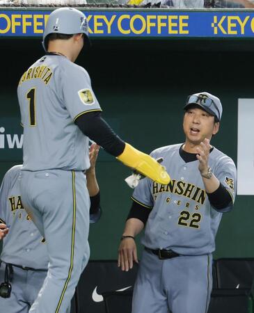 １回表、大山の左犠飛で生還した三走森下を迎える藤川監督