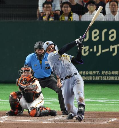 ３回、中越えソロを放つ森下（撮影・金田祐二）