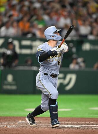７回、佐藤輝がソロを放つ（撮影・堀内翔）