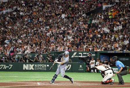 ７回、伝統の一戦でプロ通算１５０号を放つ佐藤輝（撮影・田中太一）