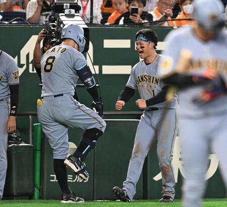 ３回、２者連続本塁打を放った佐藤輝（左）を迎える森下（撮影・堀内翔）