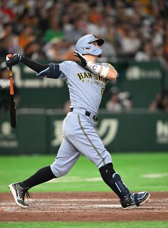 ３回、佐藤輝が２者連続本塁打を放つ（撮影・堀内翔）