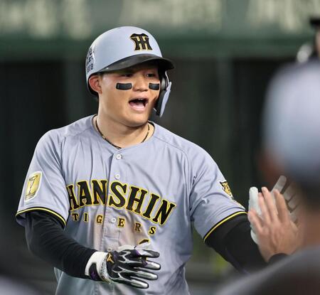 ３回、ソロを放った森下はナインとタッチを交わす（撮影・田中太一）