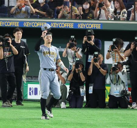 声援に応える佐藤輝（撮影・金田祐二）