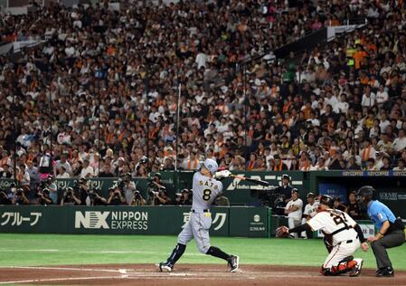 ７回、伝統の一戦でプロ通算１５０号を放つ佐藤輝（撮影・田中太一）