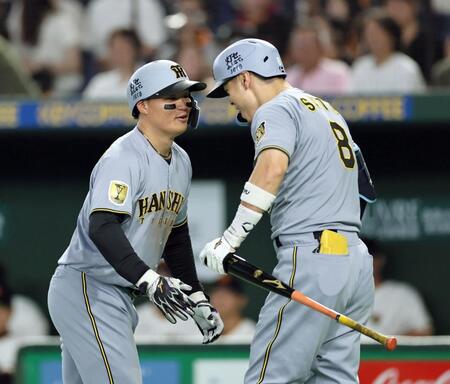 ３回、ソロを放った森下は佐藤輝に迎えられる（撮影・田中太一）