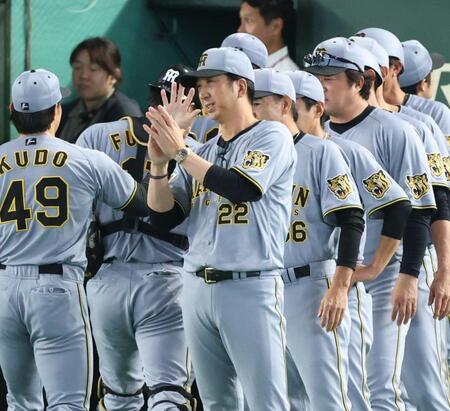 笑顔でナインを迎える藤川監督（撮影・金田祐二）