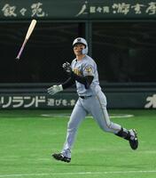 　３回、ソロを放ちバットを放り投げる森下