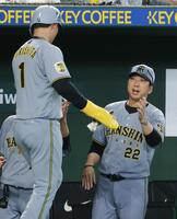 １回表、大山の左犠飛で生還した三走森下を迎える藤川監督