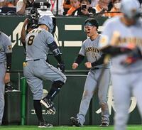 ３回、２者連続本塁打を放った佐藤輝（左）を迎える森下（撮影・堀内翔）
