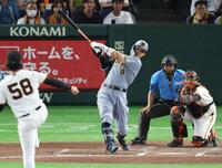 ７回、右中間にプロ入り通算１５０号となるソロを放つ佐藤輝（撮影・金田祐二）