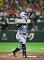 ７回、佐藤輝がソロを放つ（撮影・堀内翔）