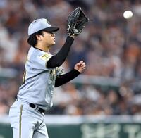 ５回、浦田の打球にグラブを出す高橋（撮影・田中太一）