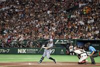 ７回、伝統の一戦でプロ通算１５０号を放つ佐藤輝（撮影・田中太一）