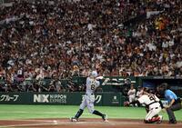 ７回、伝統の一戦でプロ通算１５０号を放つ佐藤輝（撮影・田中太一）
