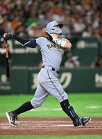 ３回、佐藤輝が２者連続本塁打を放つ（撮影・堀内翔）