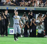 声援に応える佐藤輝（撮影・金田祐二）